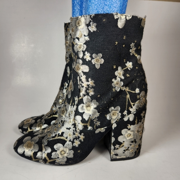 INDIGO ROAD Women's Bootie Size 8 Black Silver Floral Embroidered Shoe - Picture 9 of 12